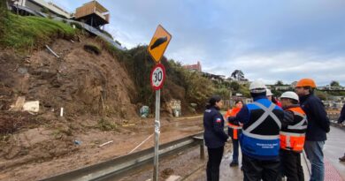Autoridades inspeccionan deslizamiento de tierra en el borde costero de Concón.