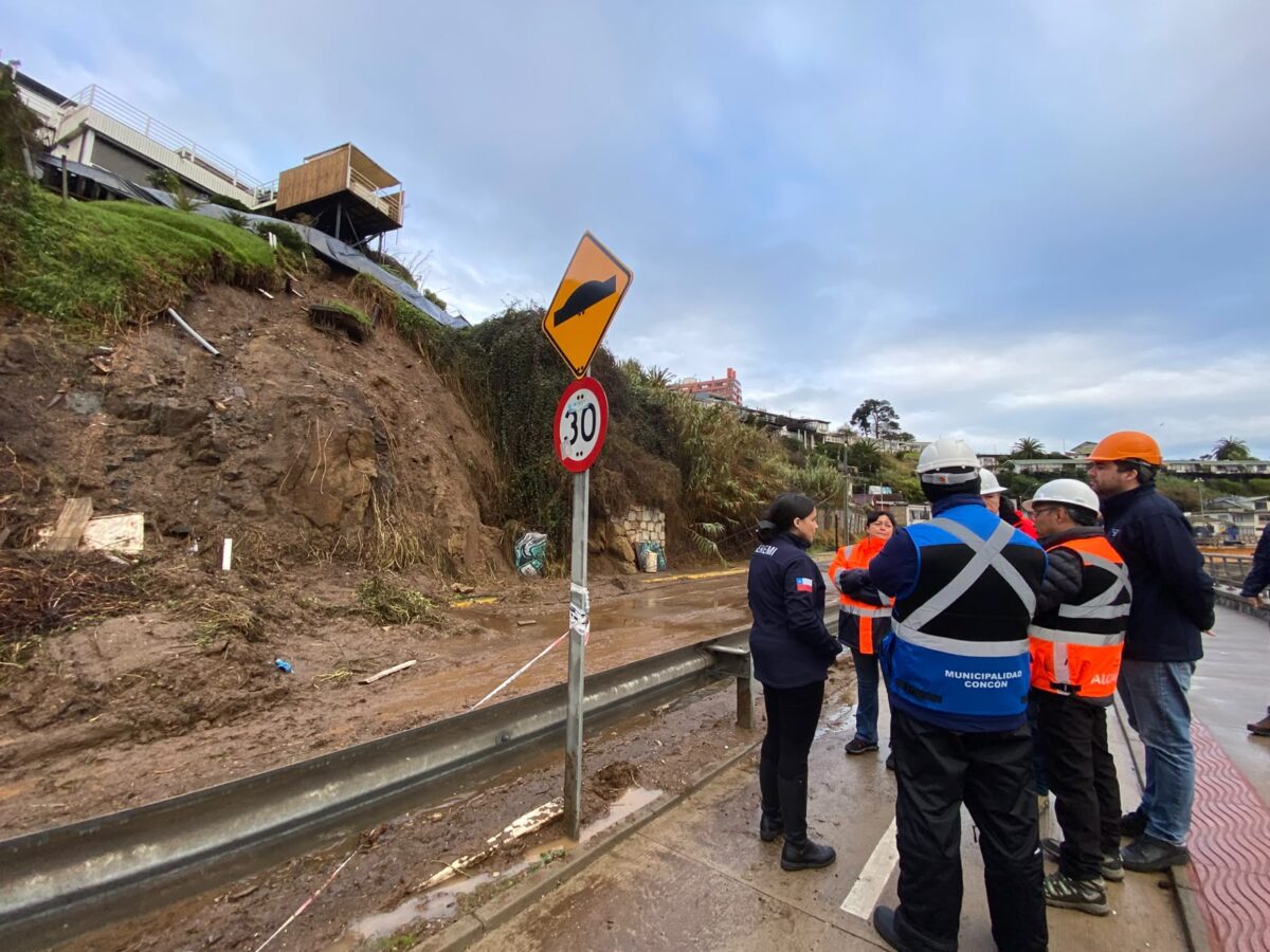 Autoridades inspeccionan deslizamiento de tierra en el borde costero de Concón.
