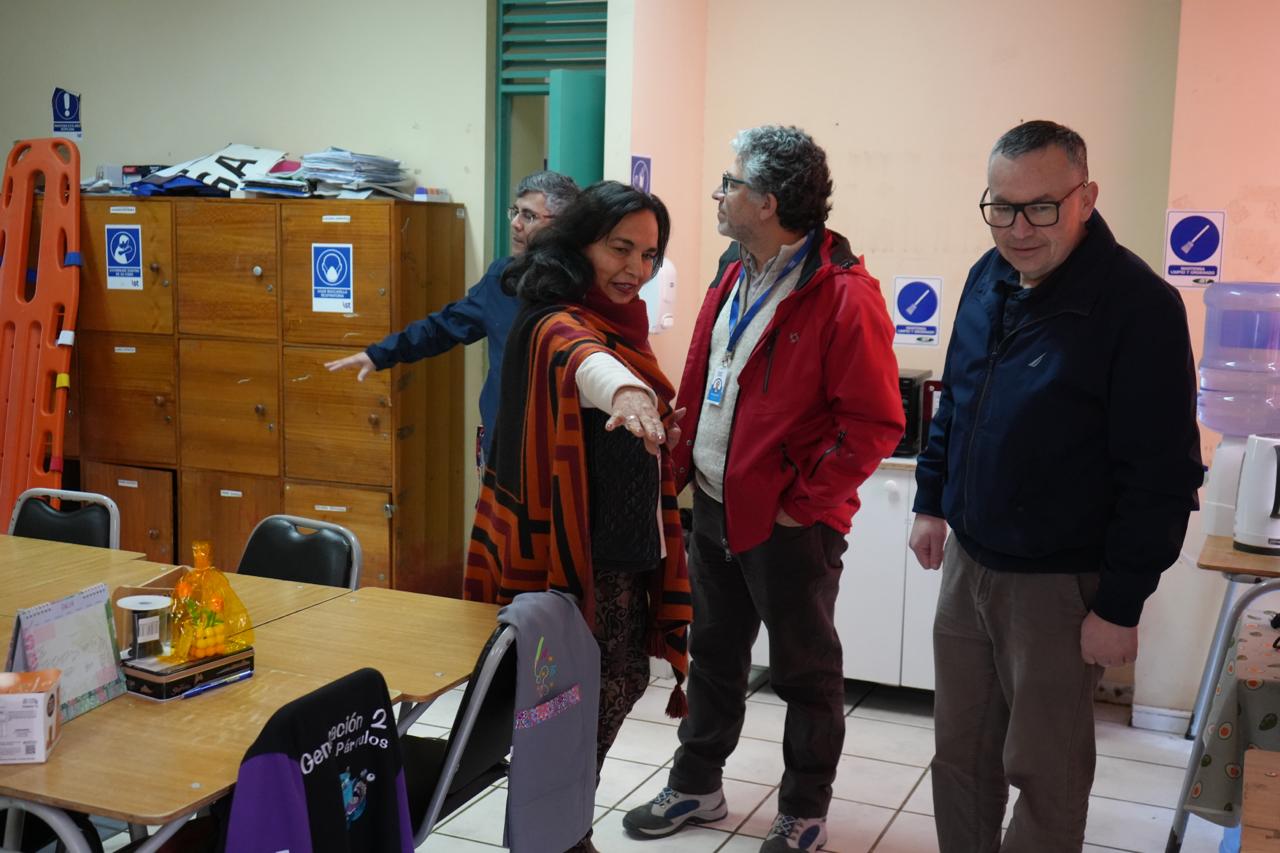 Autoridades y equipos técnicos del SLEP Marga Marga inspeccionan aulas y dependencias escolares.