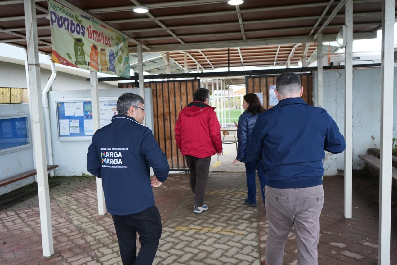 Equipos del SLEP Marga Marga recorren las instalaciones de un establecimiento educacional para evaluar daños por el sistema frontal.