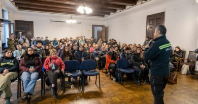 Funcionarios municipales durante la capacitación para la aplicación de la ficha FIBE.