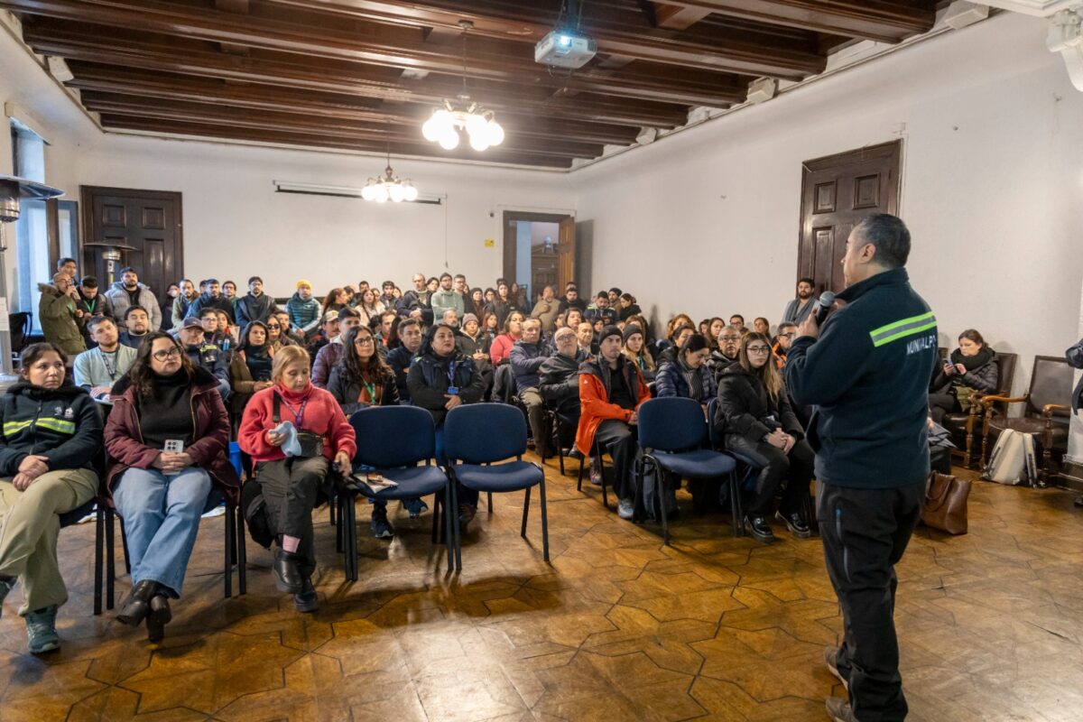 Funcionarios municipales durante la capacitación para la aplicación de la ficha FIBE.