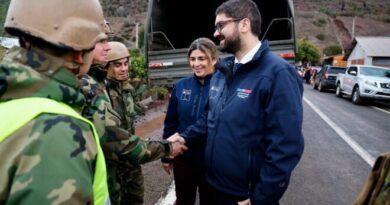El subsecretario José Francisco Lagos saluda a personal del Ejército durante su despliegue en terreno en la Provincia de Petorca.