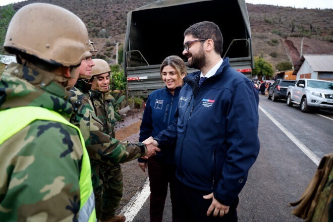 El subsecretario José Francisco Lagos saluda a personal del Ejército durante su despliegue en terreno en la Provincia de Petorca.