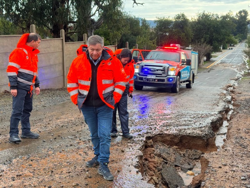 El alcalde Nelson Estay supervisa en terreno los daños provocados por el sistema frontal.