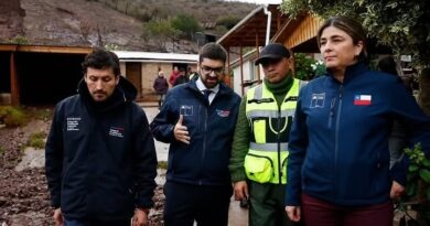 Autoridades regionales supervisando los daños en terreno tras el sistema frontal.
