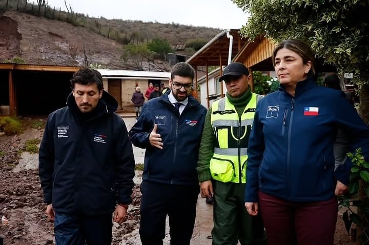 Autoridades regionales supervisando los daños en terreno tras el sistema frontal.