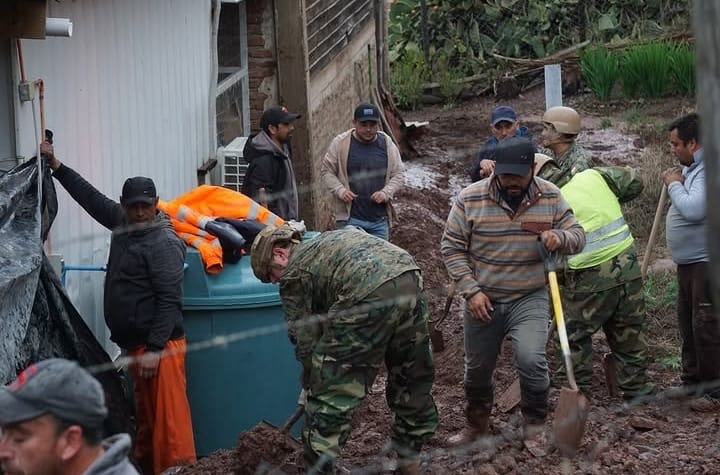 Equipos de emergencia trabajando en la rehabilitación de zonas afectadas.