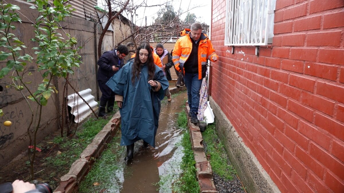 Autoridades recorren sectores afectados por anegamientos en Villa Alemana.