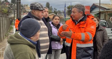 El alcalde de Villa Alemana, Nelson Estay, conversa con vecinos y dirigentes sociales en terreno tras el sistema frontal.