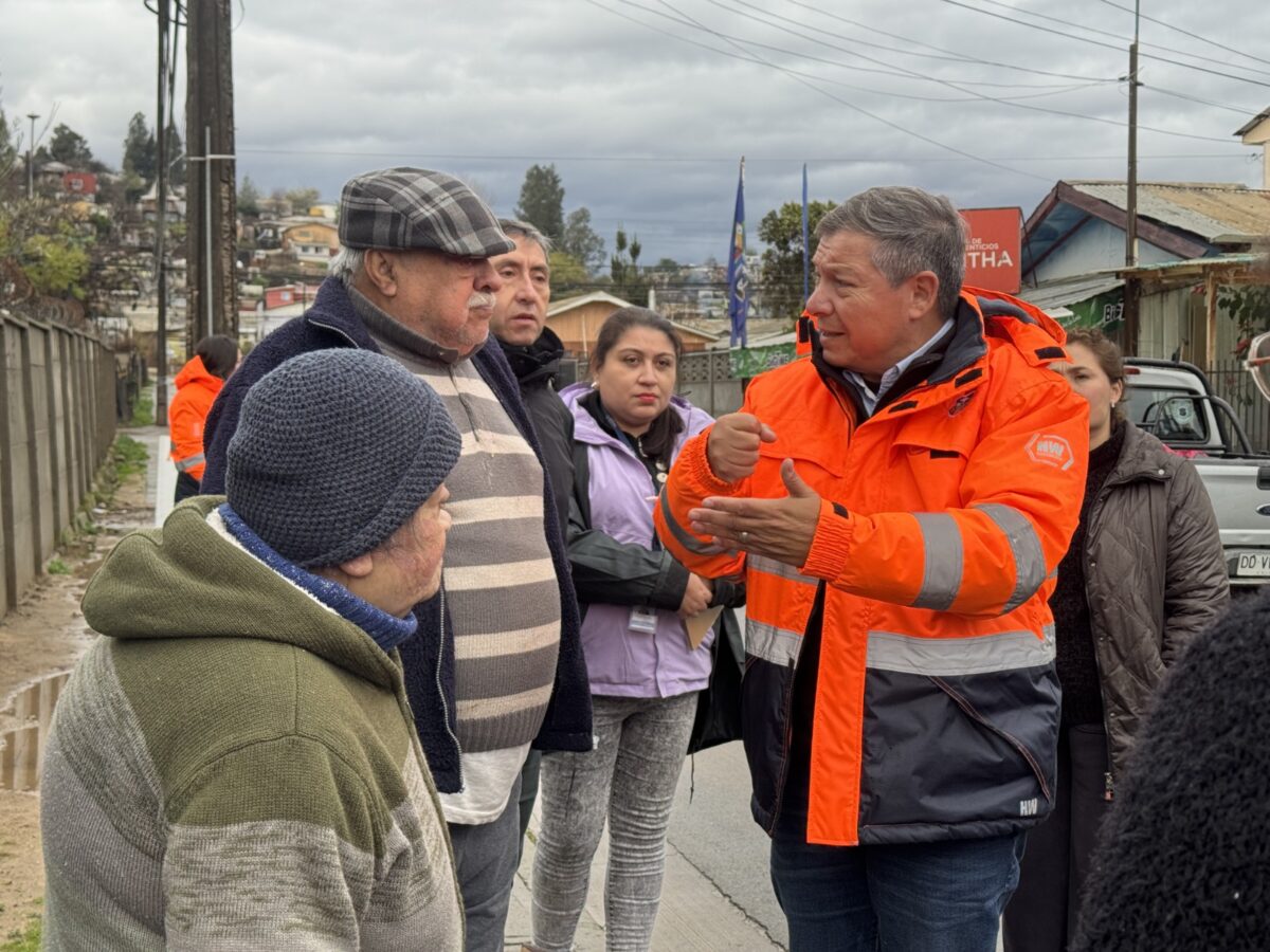 El alcalde de Villa Alemana, Nelson Estay, conversa con vecinos y dirigentes sociales en terreno tras el sistema frontal.