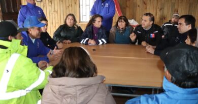 Autoridades y dirigentes vecinales reunidos en San Ramón para coordinar acciones tras el sistema frontal.