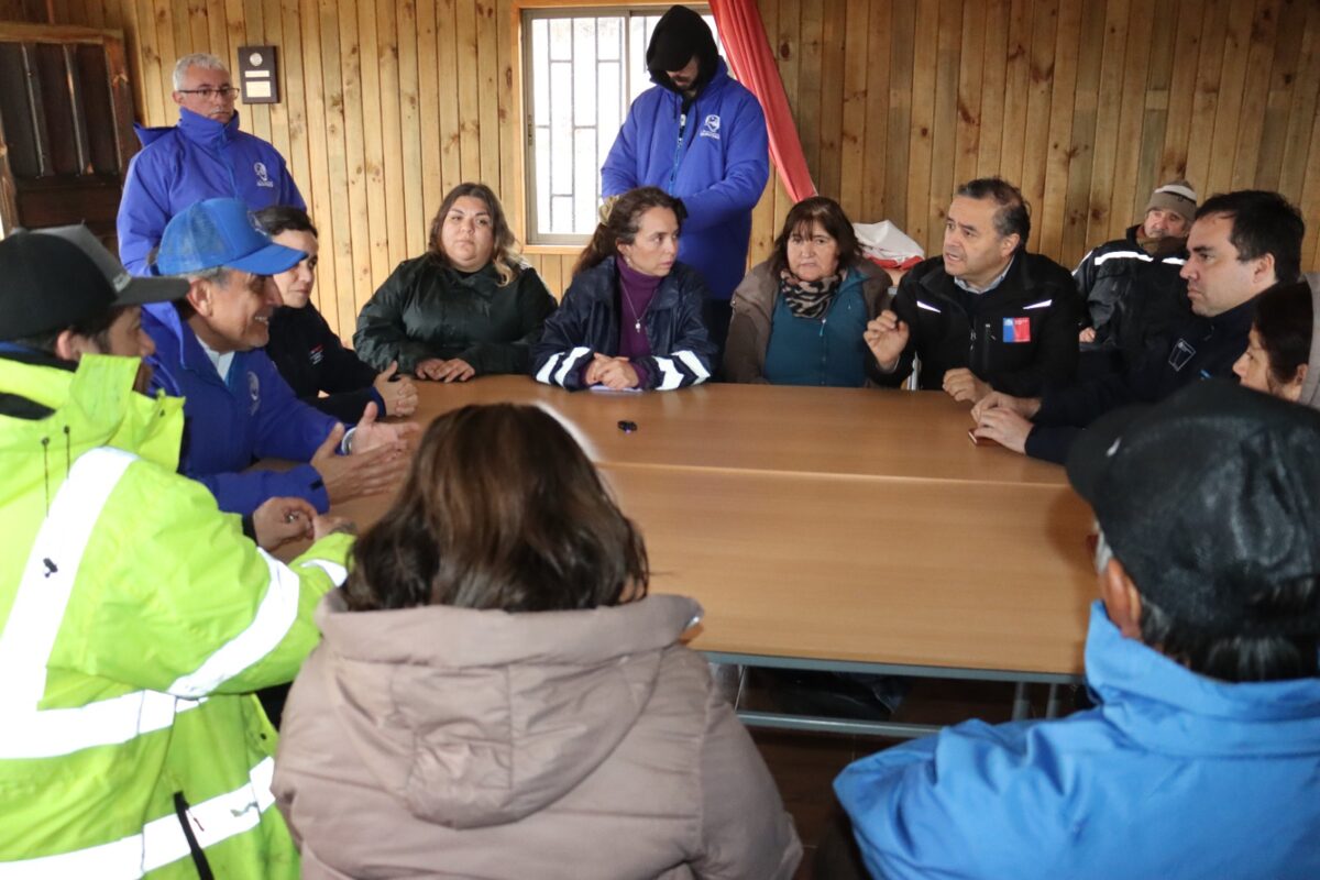 Autoridades y dirigentes vecinales reunidos en San Ramón para coordinar acciones tras el sistema frontal.