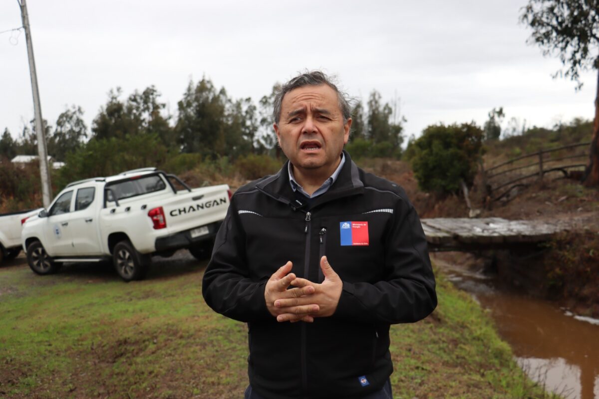 El seremi de Energía, Celso Quezada Rioseco, entregando declaraciones sobre la restitución del suministro eléctrico.