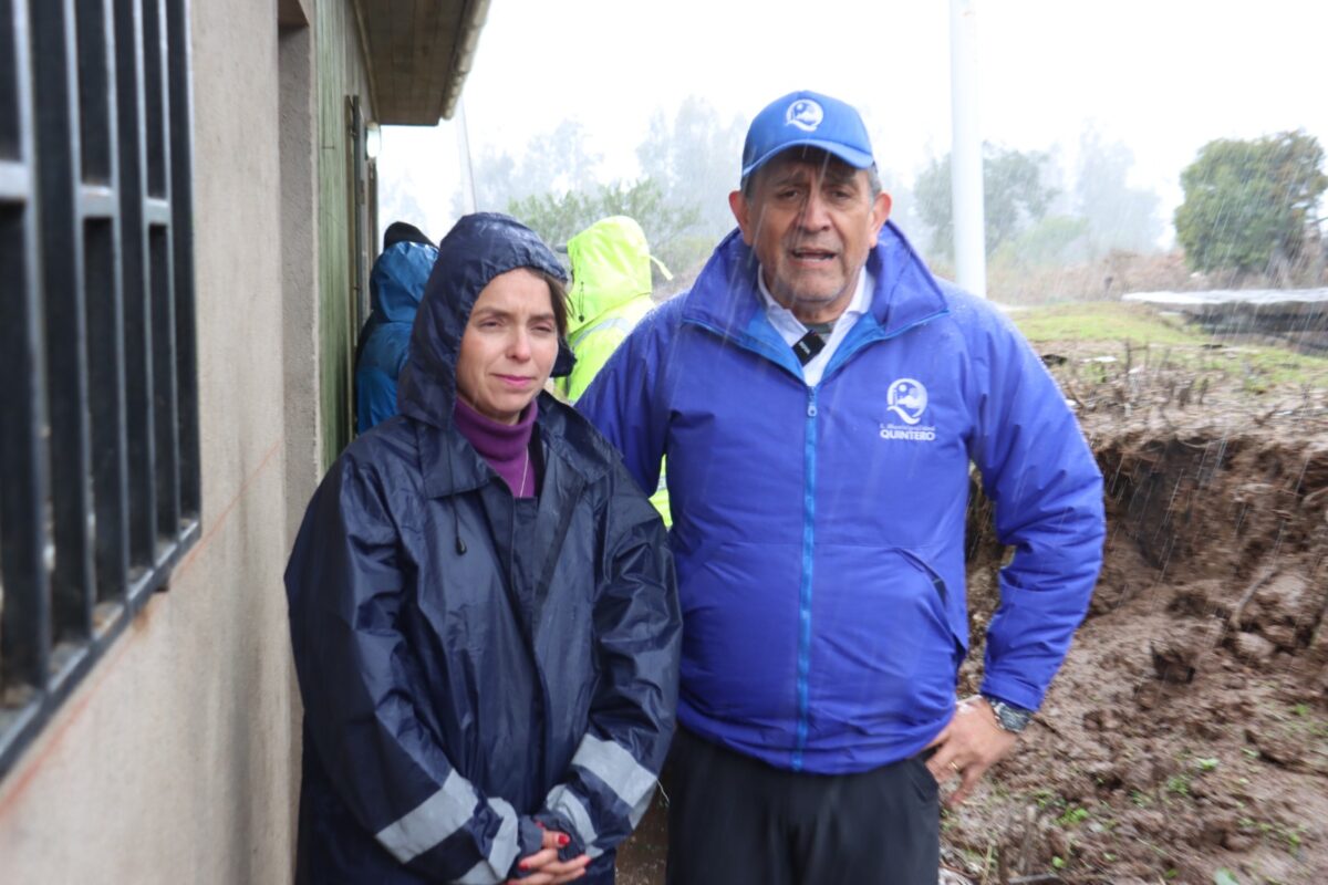 El alcalde (s) de Quintero, César Garrido Jara, junto a la directora de Desarrollo Comunitario, Marianna Herrera Vásquez, en terreno.
