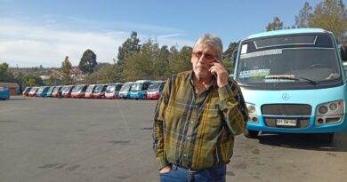 Óscar Cantero, presidente de la Confederación de Transporte Terrestre, junto a buses del transporte público.