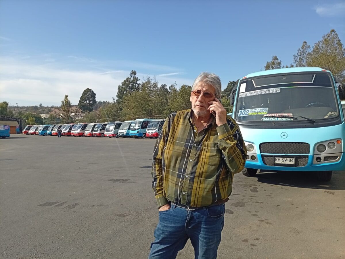 Óscar Cantero, presidente de la Confederación de Transporte Terrestre, junto a buses del transporte público.