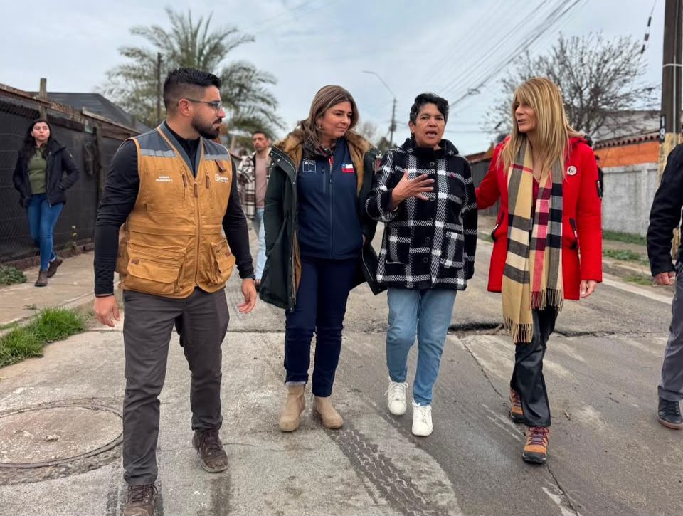 El alcalde de Limache, Luciano Valenzuela, junto a la ministra de Energía, Ximena Rincón, recorren la población Orval.
