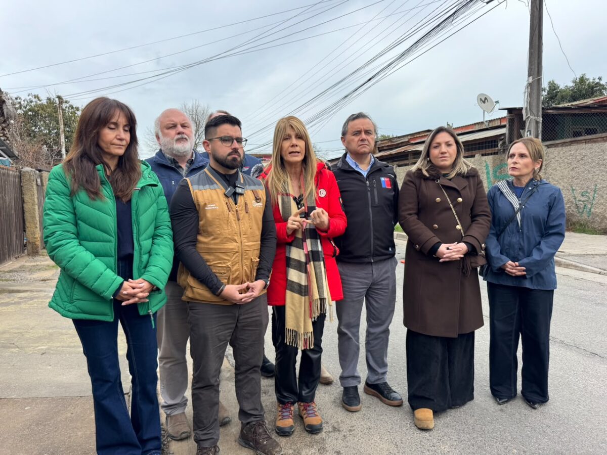 Autoridades locales y la ministra de Energía conversan con vecinos en Limache.