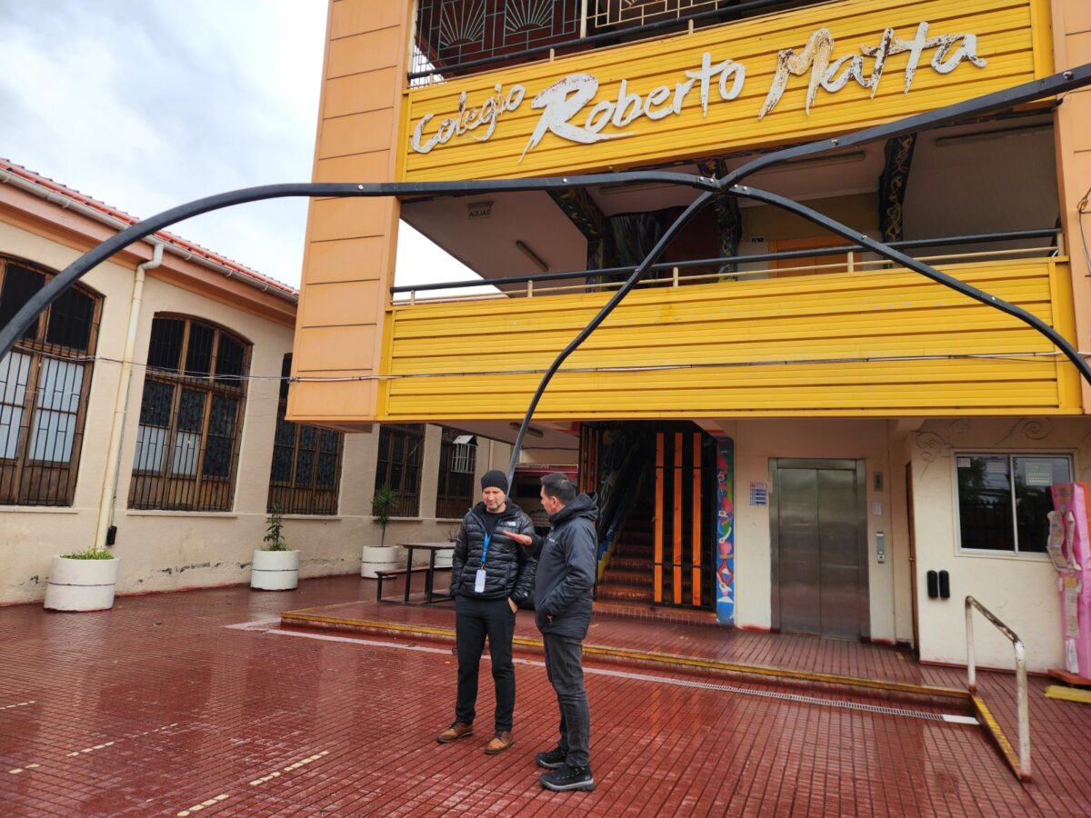 Autoridades revisando las instalaciones educativas en Quillota.