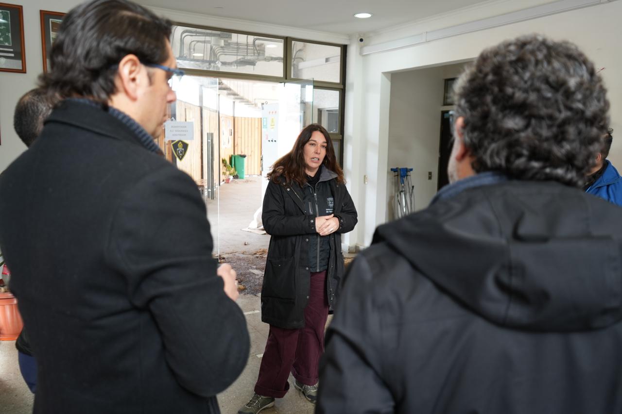 Javiera Guardia Martínez, jefa de la División de Desarrollo Social y Humano del Gore, dialoga con el equipo técnico en un establecimiento educacional.