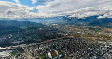 Vista aérea de la comuna de La Calera, destacando su infraestructura urbana y entorno geográfico.