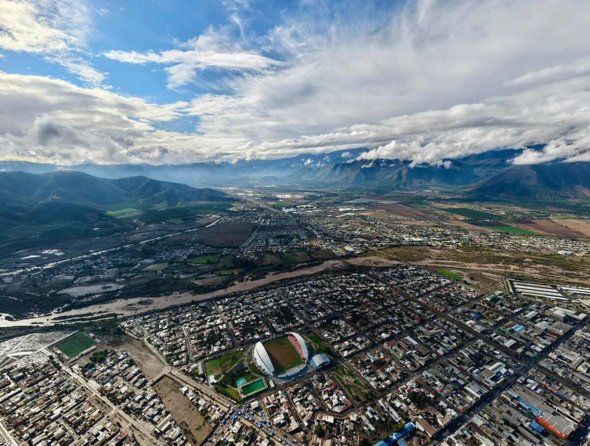 Vista aérea de la comuna de La Calera, destacando su infraestructura urbana y entorno geográfico.