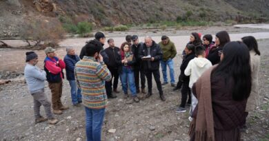 El Gobernador Rodrigo Mundaca junto a vecinos de Peñablanca inspeccionando la zona afectada por el sistema frontal.