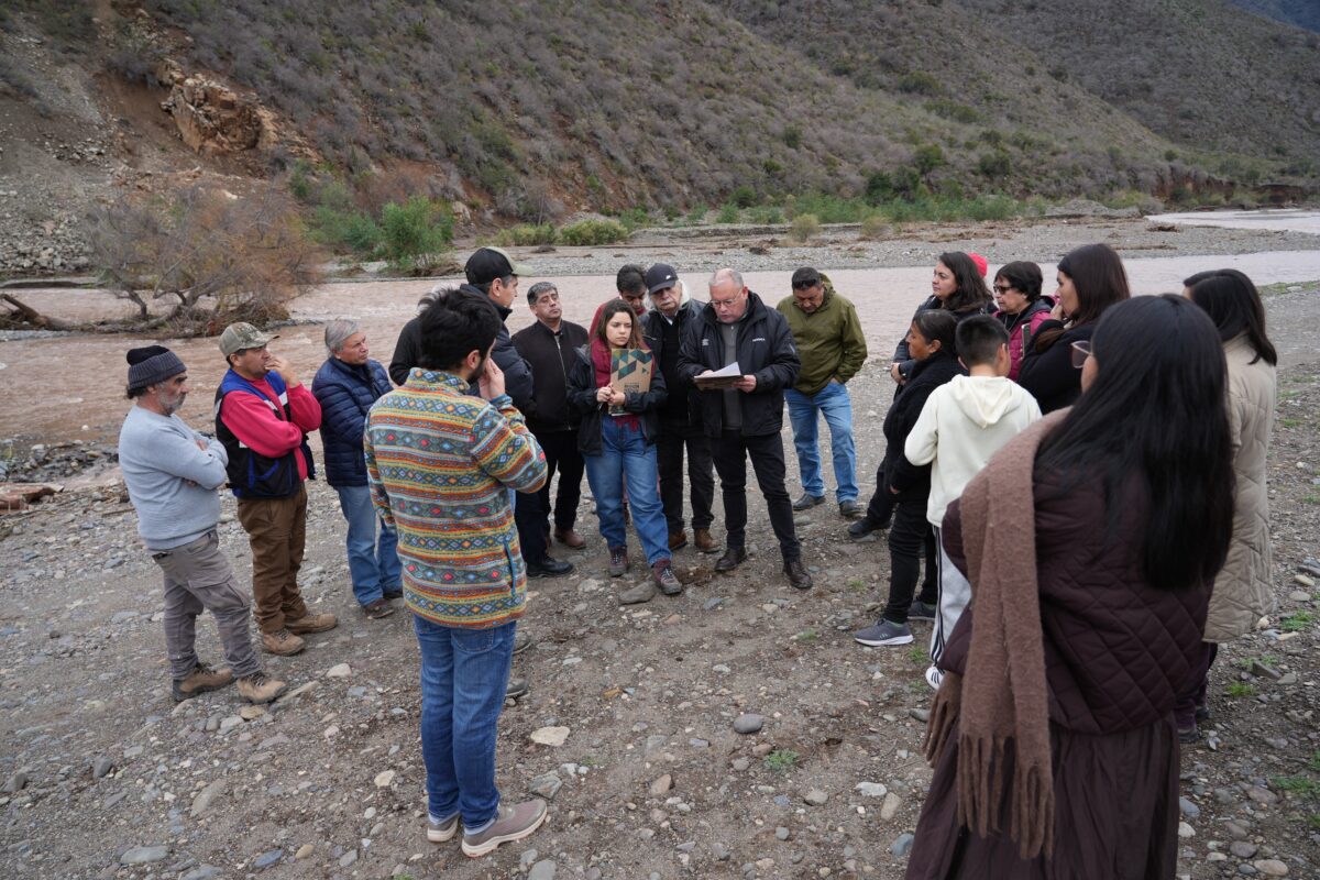 El Gobernador Rodrigo Mundaca junto a vecinos de Peñablanca inspeccionando la zona afectada por el sistema frontal.