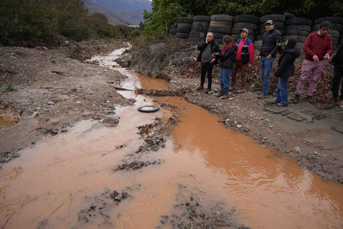 Autoridades y vecinos observan el estado del cauce y el entorno tras las lluvias en la provincia de Petorca.