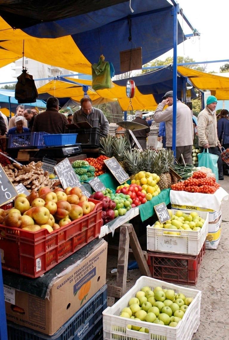 Puestos de frutas y verduras en el mercado municipal.