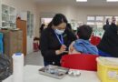 Personal de salud administrando una vacuna a un estudiante en el Hospital de Casablanca.