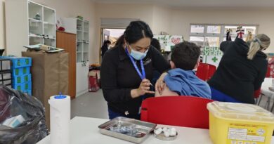 Personal de salud administrando una vacuna a un estudiante en el Hospital de Casablanca.