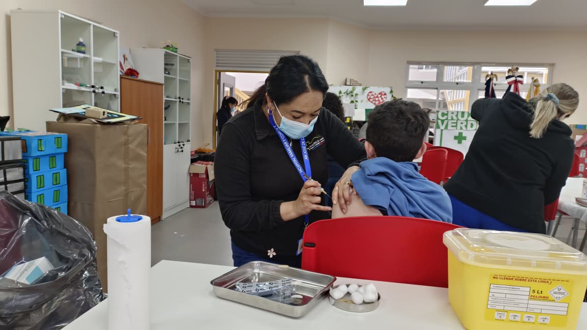 Personal de salud administrando una vacuna a un estudiante en el Hospital de Casablanca.