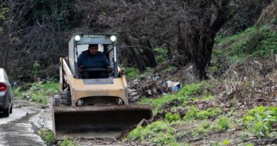 Maquinaria municipal realizando labores de despeje en calles de Valparaíso tras el sistema frontal.