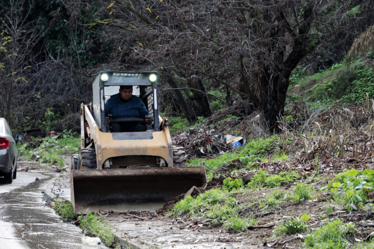 Maquinaria municipal realizando labores de despeje en calles de Valparaíso tras el sistema frontal.