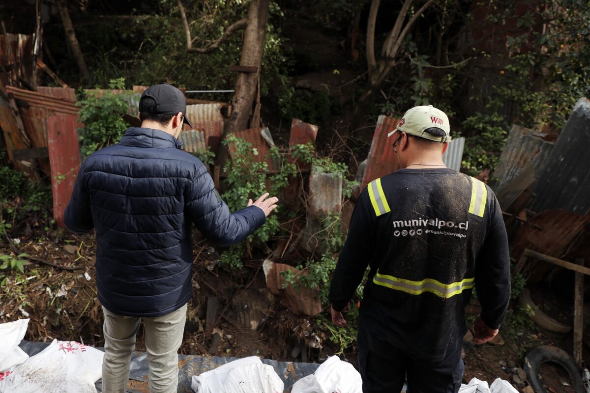 Funcionarios municipales inspeccionando zonas de riesgo y derrumbes en la comuna.