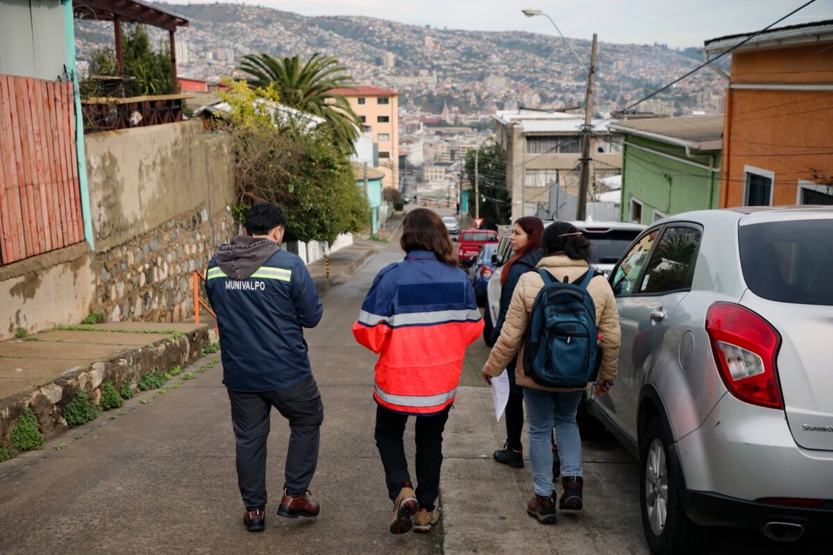Equipo municipal recorriendo sectores afectados para evaluar daños y coordinar ayuda.