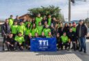 Voluntarios de la Universidad Adolfo Ibáñez posan con un lienzo conmemorativo de los 30 años de los Trabajos de Invierno en Quillota.