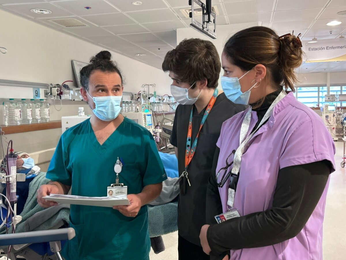 Profesionales de salud durante la jornada de formación práctica en el Hospital Fricke.