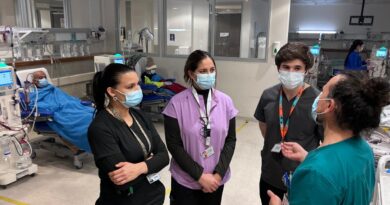Equipo médico del Hospital Dr. Gustavo Fricke capacitando a profesionales del Hospital de La Ligua en la unidad de diálisis.