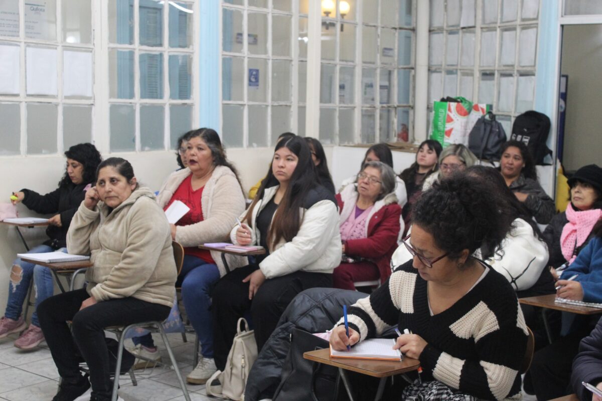 Participantes del programa Cuidados y Empleo tomando apuntes durante la clase de enfermería.