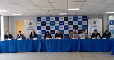 Alcalde y concejales de Villa Alemana durante la sesión del Concejo Municipal.