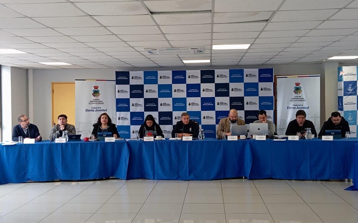 Alcalde y concejales de Villa Alemana durante la sesión del Concejo Municipal.