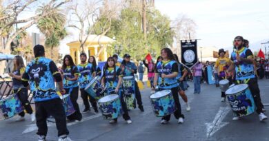 Estudiantes del Colegio Roberto Matta participando en un pasacalle por el centro de Quillota.
