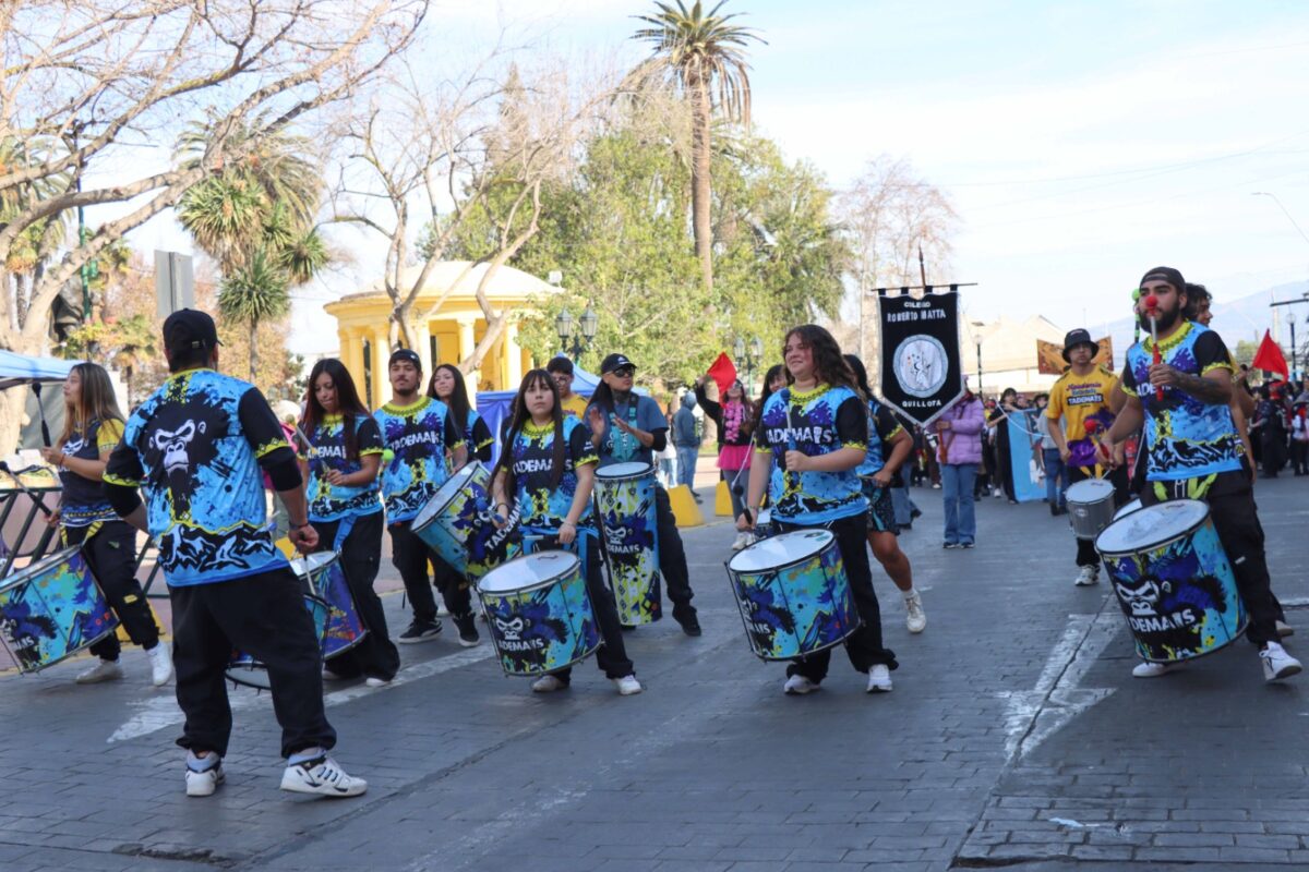 Estudiantes del Colegio Roberto Matta participando en un pasacalle por el centro de Quillota.