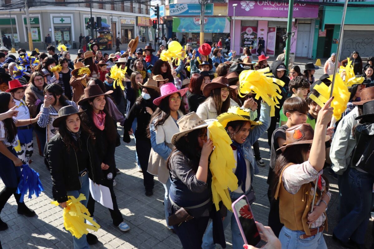 Comunidad educativa celebrando el aniversario con diversas temáticas.