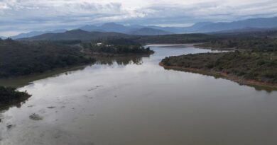 Vista aérea del embalse Los Aromos tras las recientes precipitaciones.