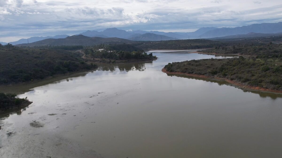 Vista aérea del embalse Los Aromos tras las recientes precipitaciones.