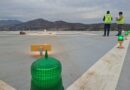 Personal de la DGAC inspeccionando la plataforma del helipuerto del Hospital Provincial Marga Marga.